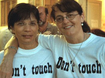 Due lavoratrici con la maglietta Don't touch my beer
