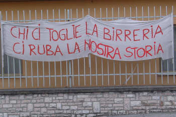 Striscione di protesta all'esterno dello stabilimento