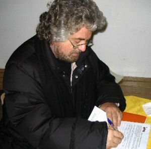 Il comico Beppe Grillo sottoscrive la petizione